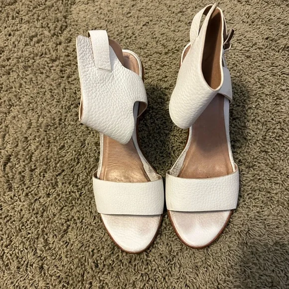 Joie Opal Sandals. Owned by Hayley Hubbard wife of Tyler of Florida Georgia Line - Picture 7 of 8